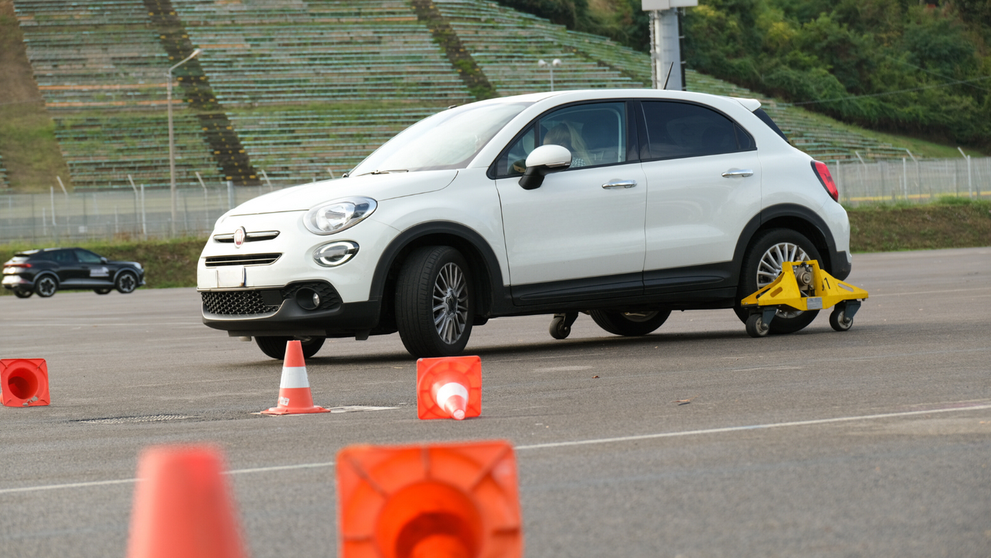 DriveSafe Pro – Padroneggia la Strada in Ogni Situazione