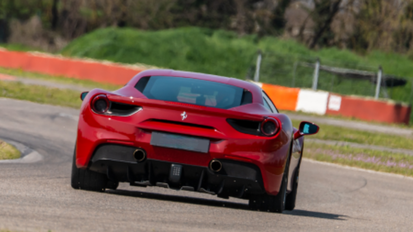 Emozione Rossa: Guida la Leggendaria Ferrari 488 GTB in Pista 🏎️