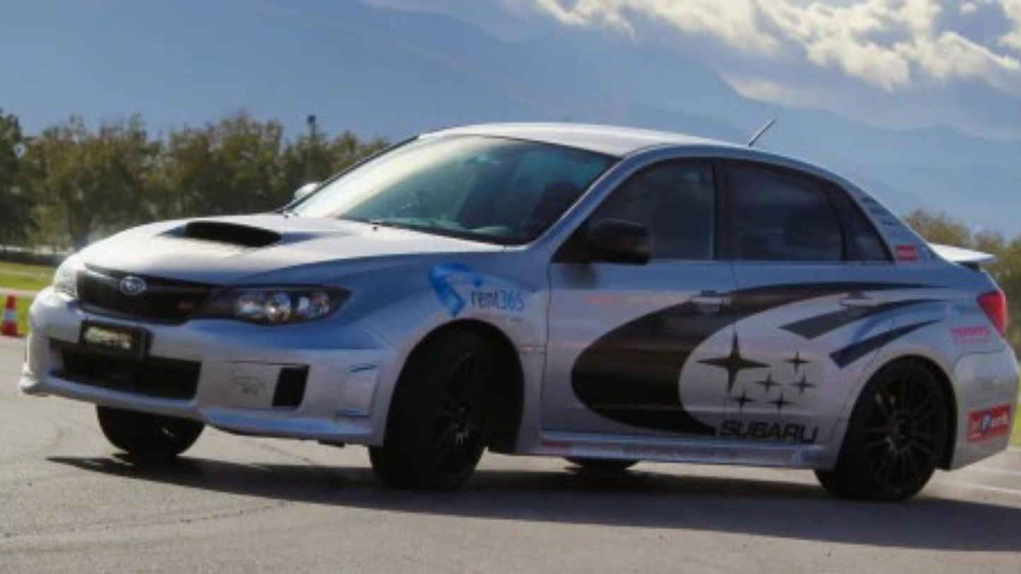 Rally Legend: Guida la Mitica Subaru Impreza WRX in Pista 🏎️